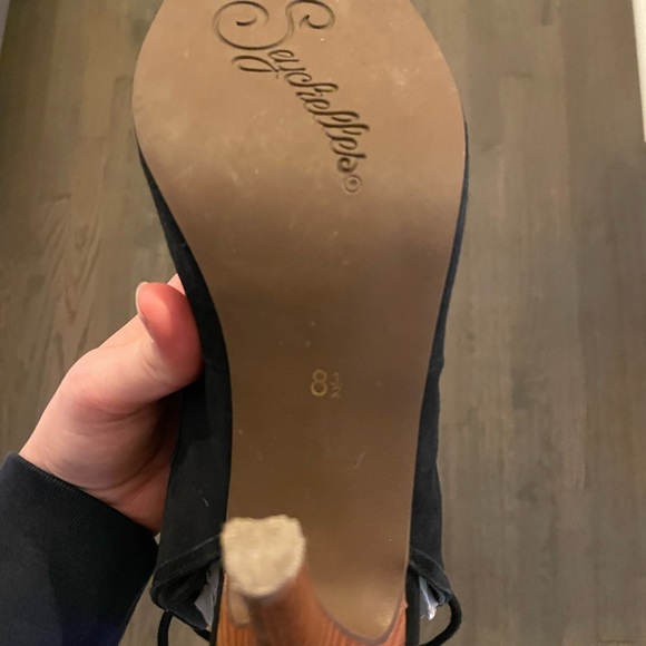 Seychelles Black velvet heels with tie back closure. Excellent condition. - Picture 4 of 6